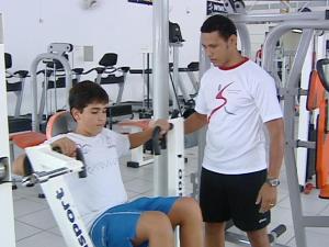 Orientação e supervisão são fundamentais para os adolescentes realizarem os exercícios de força.